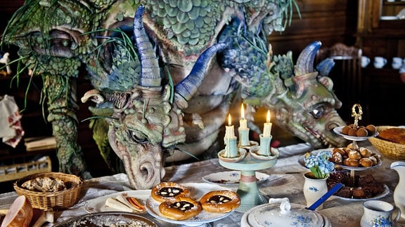 Der zweiköpfige Drache Drako kann leckerem Essen nicht widerstehen.