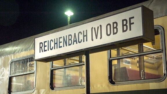 Die Dokumentation erzählt die Geschichte von über 10.000 DDR-Flüchtlingen, die 1989 die Botschaft in Prag besetzten und schließlich in die BRD ausreisen durften. Für die Dreharbeiten wurde eine originale Lok der DDR-Reichsbahn mitsamt Waggons ans Set geholt. Schild vom Bahnhof Reichenbach