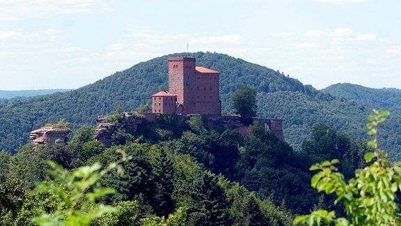 Die Burg Trifels im Pfälzerwald. Sie thront auf dem fast 500 Meter hohen Sonnenberg, einem dreifach gespaltenen Buntsandsteinfelsen.