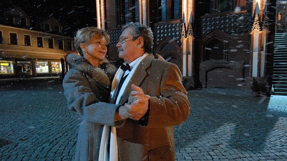 Ella (Ursela Monn) und Manfred (Wolfgang Winkler) tanzen Tango in einer Winterlandschaft.