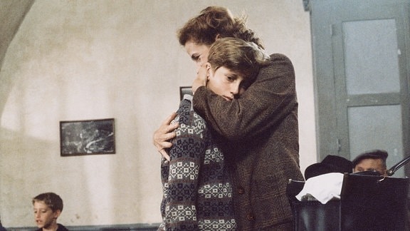 Pierre Morhange (Jean-Baptiste Maunier) wird von seiner Mutter Violette (Marie Bunel) umarmt.
