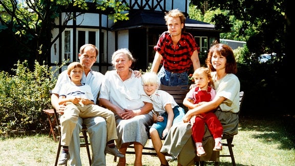 Kindergärtnerin Josi (Renate Blume-Reed, re.chts, Oberarzt Dr. Hans Schön, Gynäkologe (Jörg Panknin, links), Oma Martha, seine Mutter (Gudrun Okras, 2.von links).