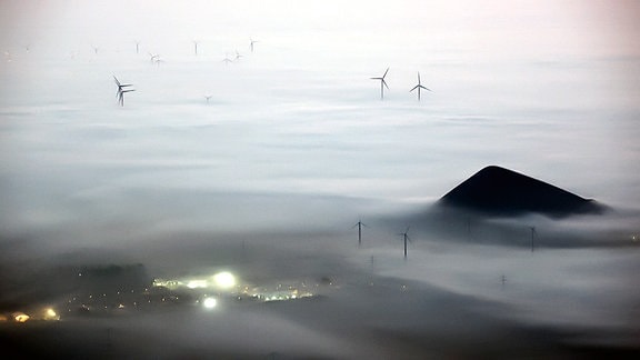 Blick auf den  Windpark StößenTeuchern  bei Nebel
