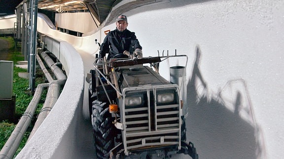  Eismeister Mende glättet mit dem Traktor auf der Bobbahn alle Flächen.