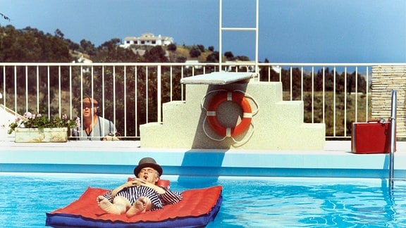  Egon Olsen (Ove Sprogöe) auf einer luftmatratze in einem Swiming-Pool.