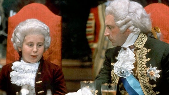 Der König von Brattenburg (Andrew Bicknell) blickt seinen Sohn Prinz Boris (Nic Knight), ungehalten an.