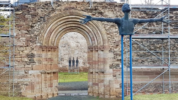 Das romanische Westportal von Kloster Mildenfurth – durch den „Kreuzmensch“ und die „Bischöfe“ erinnert Volkmar Kühn an die ehemalige Klosterkirche, die im 16. Jahrhundert abgebrochen wurde.