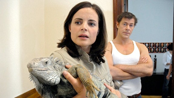 Susanne Mertens (Elisabeth Lanz, l.) entdeckt im Treppenhaus von Christoph Lentz' (Sven Martinek, r.) Wohnung einen Leguan.
