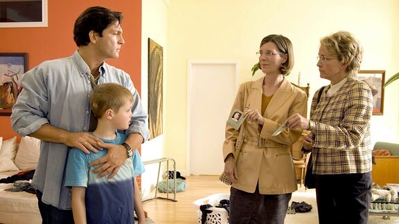 Francis Fulton-Smith als Oliver Berger und Maximilian Werner als Sohn Moritz erhalten Besuch von Mitarbeiterinnen des Jugendamtes.