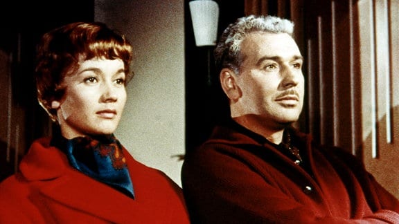 Regisseur Paul Frank (Bernhard Wicki), genannt "Büffel", und Juliane (Liselotte Pulver)blicken nach rechts.