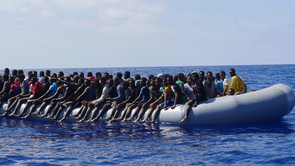 Überfülltes Flüchtlingsboot