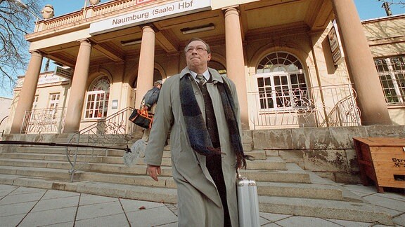 Dreharbeiten in Naumburg vor dem Hauptbahnhof am 13.03.2001. Herbert Schmuekke (Jaecki Schwarz) kommt gerade in Naumburg an.
