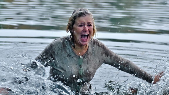 Im See kann Gudrun (Jutta Speidel) ihren Gefühlen freien Lauf lassen.