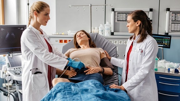 Julia Berger und Rebecca Krieger untersuchen die schwangere Anne Sonnemann.