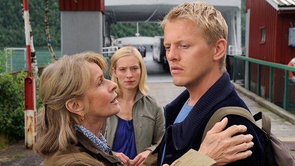 Annika (Sandra Borgmann, Mitte) und ihr autistischer Bruder Henrik (Thure Lindhardt) verabschieden sich von ihrer Mutter Pernille (Senta Berger).