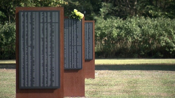 Fast 23.000 Namen stehen auf den Gedenktafeln für die Opfer des Kriegsgefangenenlagers Zeithain.