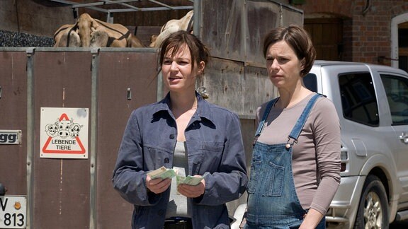 Ellen (Maria Simon) und ihre Schwester Leonie (Annika Kuhl, r.)  stehen vor einem Tiertransport.
