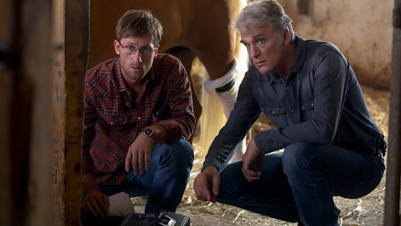 Sebastian Leitner (Walter Sittler, re.) und der Tierarzt Frederik (Merlin Leonhardt) sorgen sich um ein Pferd.