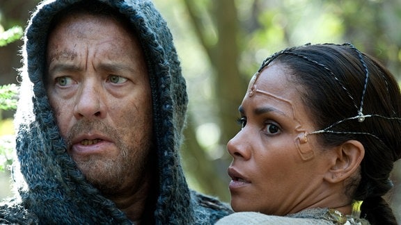 Der Ziegenhirte Zachry (Tom Hanks) rettet Meronym (Halle Berry) das Leben.