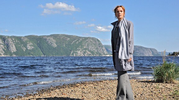 Brigitta (Katja Flint) an einem Strand.