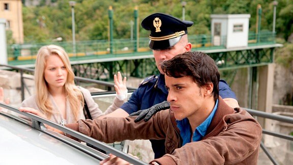 Luca (Kostja Ullmann, rechts) und Fanny (Sonja Gerhardt) werden von einem Verkehrspolizisten angehalten.