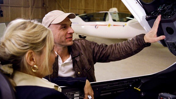 Flugzeug-Konstrukteur Thomas (Götz Schubert) will Maja (Katharina Schubert) die Angst vorm Fliegen nehmen.
