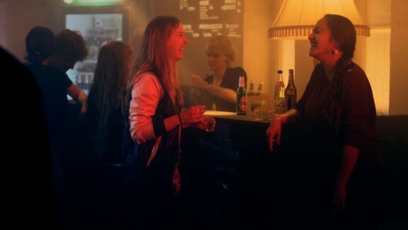 Die beiden Freundinnen Kalina (Anna Herrmann, li.) und Ruth (Lo Rivera) feiern ihren Entschluss.