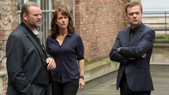 im Hinterhof der Mordkommision: Uwe Lemp (li., Felix Vörtler), Doreen Brasch (Claudia Michelsen), Jochen Drexler (re., Sylvester Groth).