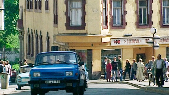 Mai 1990. Unterwegs in die DDR. Wenige Monate nach der Maueröffnung und noch gut ein halbes Jahr vor der Wiedervereinigung bereiste der Dokumentarfilmer Reinhard Kungel mit seinem Team die (Noch-)DDR.  