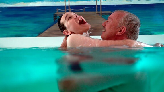 Sebastian Koopmann mit seinem Papa im Schwimmbad