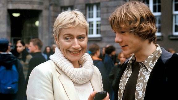 Thea Dietzel (Tatjana Blacher) freut sich mit ihrem Sohn Daniel (Jakob Matschenz) über ein Lebenszeichen ihres verschwundenen Ehemannes Christian.