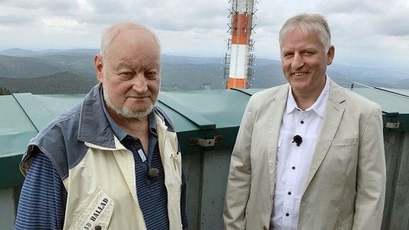 Bernd Baier und Frank Schilonka auf dem Funkturm des Inselsberges