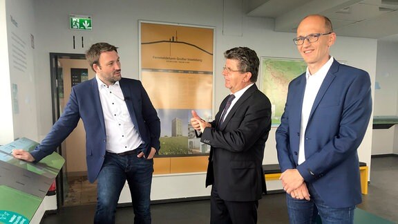 Michael Brychcy, David Ortmann und Kay Goßmann. Drei Bürgermeister im Aussichtsturm auf dem Inselsberg.