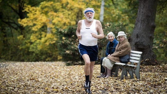 Paul (Dieter Hallervorden) rennt gegen Tobias und gewinnt.