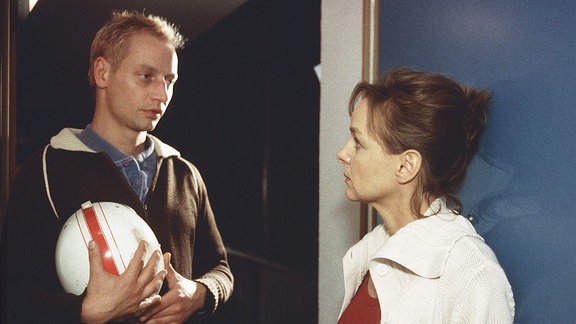 Unerwartet besucht der undurchsichtige Benno Brack (Victor Schefé) seine Angebetete Maria Steinert (Sissy Höfferer).