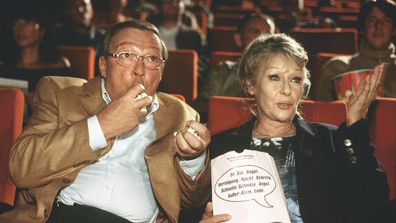 Kommissar Schmücke (Jaecki Schwarz) und seine Edith (Marita Böhme) amüsieren sich im Kino.