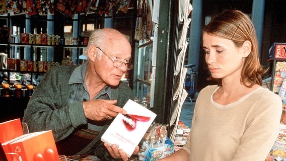 Der nette Kioskbesitzer (Ralf Wolter) verkauft Beate (Anja Kling) den Stoff, aus dem ihre Träume sind: Liebesromane.