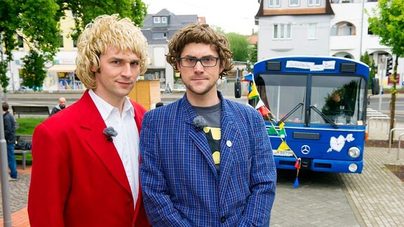 Das Musikkabarett-Duo "Zärtlichkeiten mit Freunden" (Christoph Walther und Stefan Schramm, rotes Sakko)