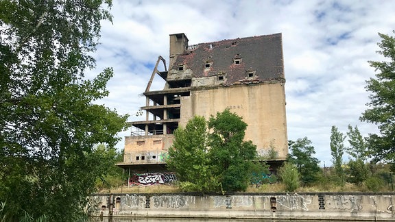 Symbol für den gescheiterten Traum Leipzigs vom Meer: Verlassenes Speichergebäude am Lindenauer Hafen in Leipzig, 