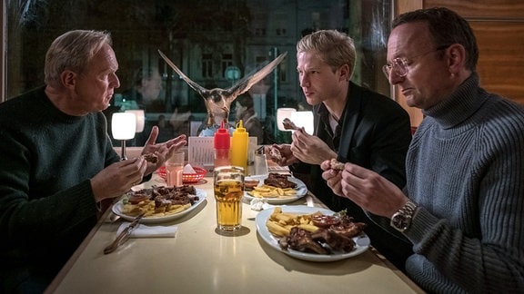 Georg Lehnert beim Essen mit seinem Sohn Tom und seinem besten Freund Peter.