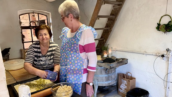 Gisela Pfeil und Inge Peltret backen Kuchen mit Original Altmärker Hefeteig. Der Steinofen hat eine Temperatur von 400 Grad. Das Backen dauert nur wenige Minuten. 