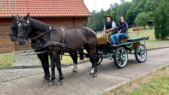 Harald Wedler und seine Tochter Susanne auf dem Kutschbock. Für Harald geht ein Kindheitstraum in Erfüllung. Die Touren erfreuen Feriengäste vom Zichtauer Ferienpark. 