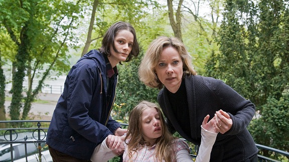 Vergeblich versucht Ruth Brehme (Ann-Kathrin Kramer, rechts) gemeinsam mit Daniel Röhler (Johannes Franke, links), ihre behinderte Tochter Aurelia zu beruhigen.