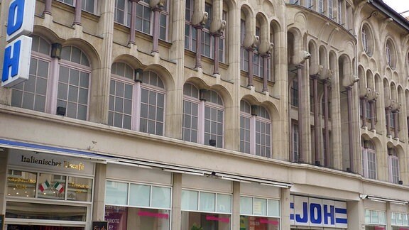 Das Kaufhaus "Magnet" hatte seinen Sitz in der zur Fußgängerzone umgestalteten Hauptstraße. 1991 wurde es von der Unternehmerfamilie Joh übernommen und umfangreich saniert. Heute steht das Jugendstilgebäude leer.