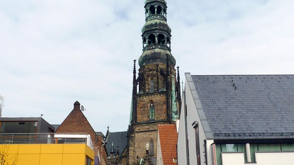 Blick durch die Schulgasse auf den Zwickauer Dom St. Marien. Rechter Hand sind die ehemaligen Priesterhäuser zu sehen, die heute - in saniertem Zustand - das Stadtgeschichtliche Museum beherbergen.
