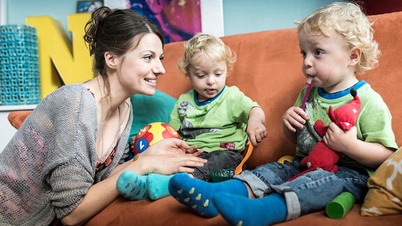 Die alleinerziehende Mutter Anna (Julia Hartmann) mit ihren Zwillingen (Liam und Bela Stein).