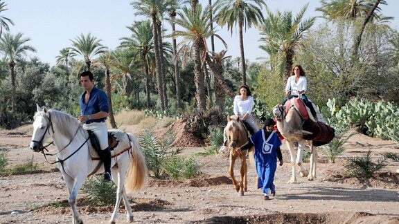 Armine Baka (Erol Sander), Mira Schiller (Lena Beyerling, 2.v.re.) und Saskia Schiller (Christina Plate) machen in Marokko einen Reitausflug.