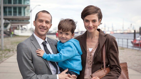 Jan (Barnaby Metschurat) und seine neue Freundin Aimee (Laura de Boer) mit ihrem Sohn Luca (Finley Alexander Kuhlmann).