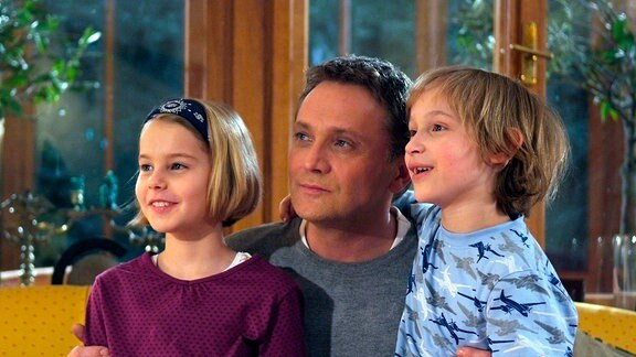 Der alleinerziehende Paul Weber (Bernhard Schir) will seinen Kindern Pia (Pamina Grünsteidl) und Tim (Tamino Wecker) ein schönes Weihnachtsfest bereiten.
