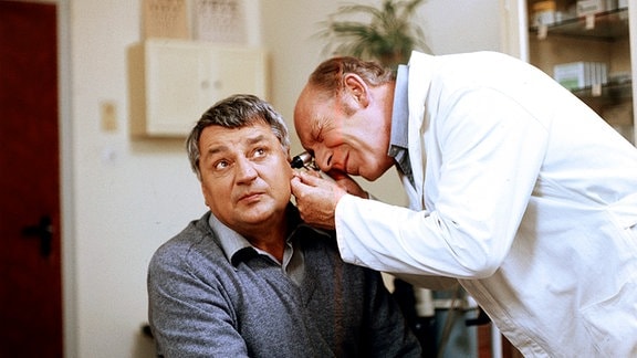 Der Werkmeister Gerhard König (Horst Drinda) muss sich wegen einer Hörerkrakung beim Hals-Nasen-Ohrenarzt untersuchen lassen, bleibt aber hellhörig für die Probleme in Derenburg.